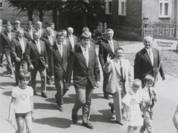 Dirigent Gerhard Scholz an der Spitze der Sänger beim Festumzug anlässlich des 85-jährigen Gründungsjubiläums 1987