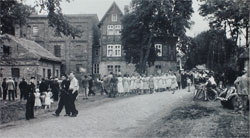Sängertreffen 1957 an der Mühle – links im Hintergrund die Ölmühle