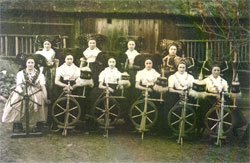Bujka Smogorjejskeje młoźiny: pśěza (foto nejskerjej wokoło 1900)