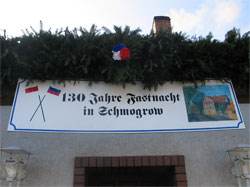 Ehrenpforte vor dem Gasthaus
