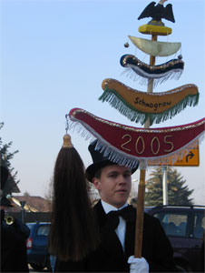 Der frisch restaurierten Kljambaua beim Umzug durch das Dorf